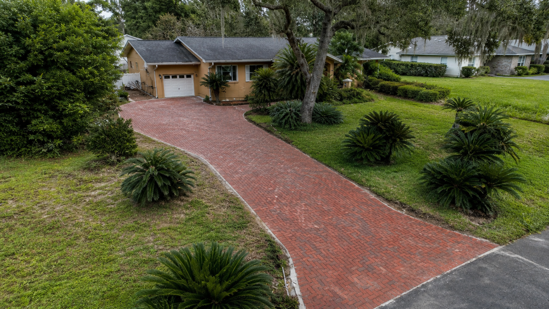 driveway apron pavers on a completed JaxTeller Brick Pavers project